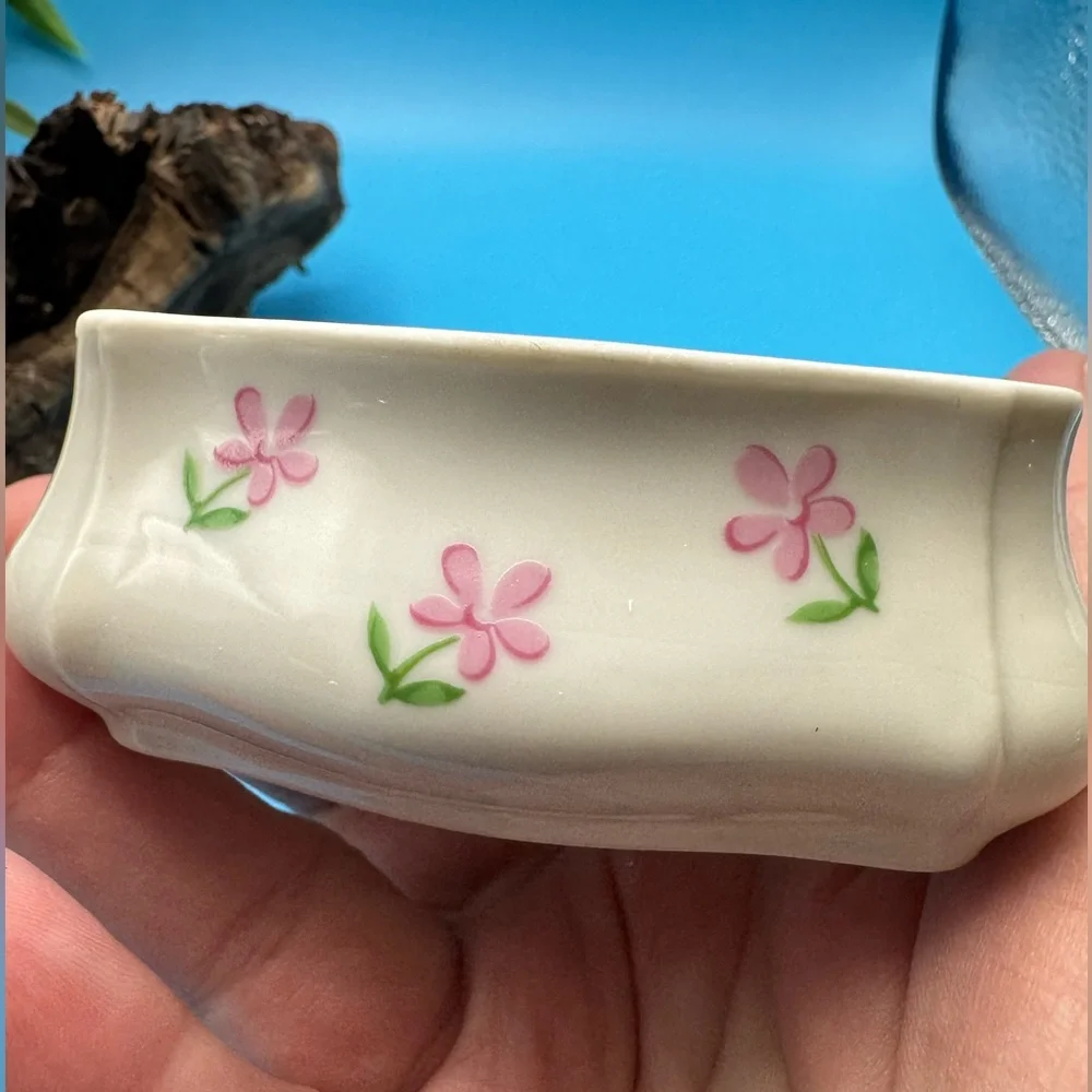 Irice porcelain lidded trinket box. Off-white w/pink &green flowers, gold rim. - Picture 8 of 12